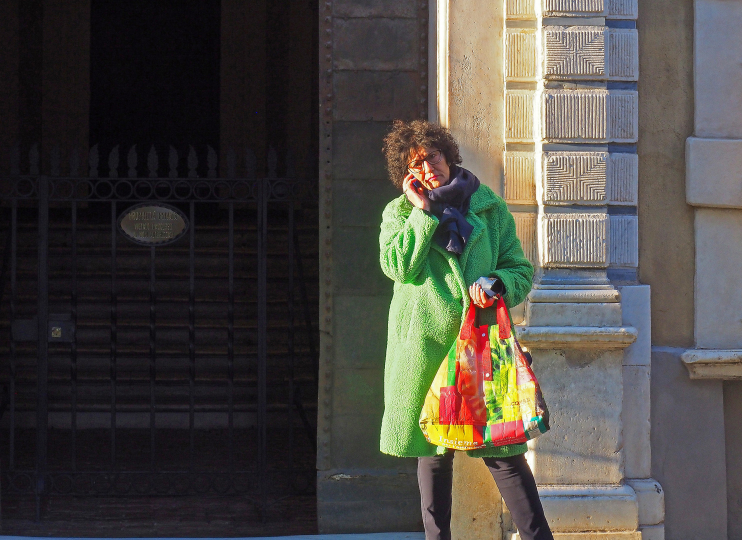 Manteau vert, et toujours le téléphone !