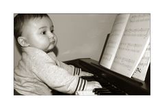 Manuel im zarten Alter von 9 Monaten am Piano