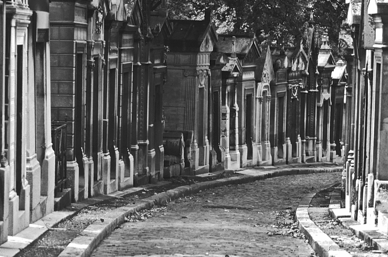 Many years ago in Paris, ...at the famous cemetery "Pe&#768;re Lachaise", Analogscan 1989.