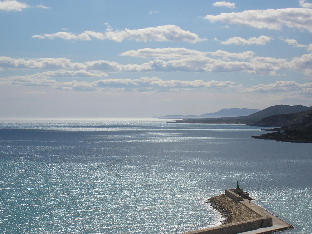 mar, nubes y sombras