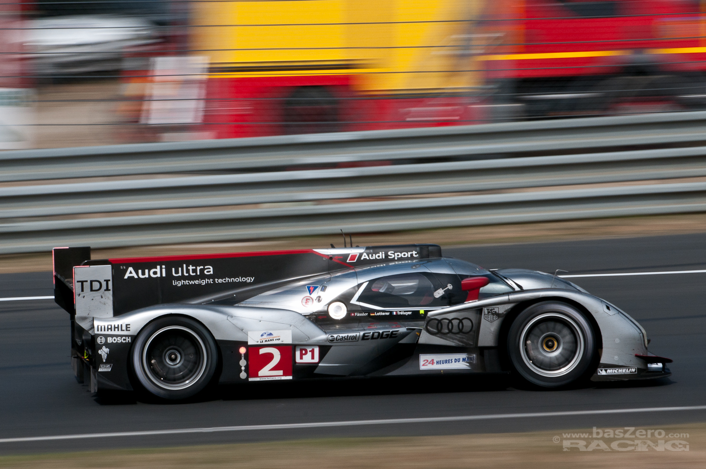 Marcel Fässler im Siegerfahrzeug #2 bei der Porschekurve (Le Mans 2011)