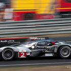 Marcel Fässler im Siegerfahrzeug #2 bei der Porschekurve (Le Mans 2011)