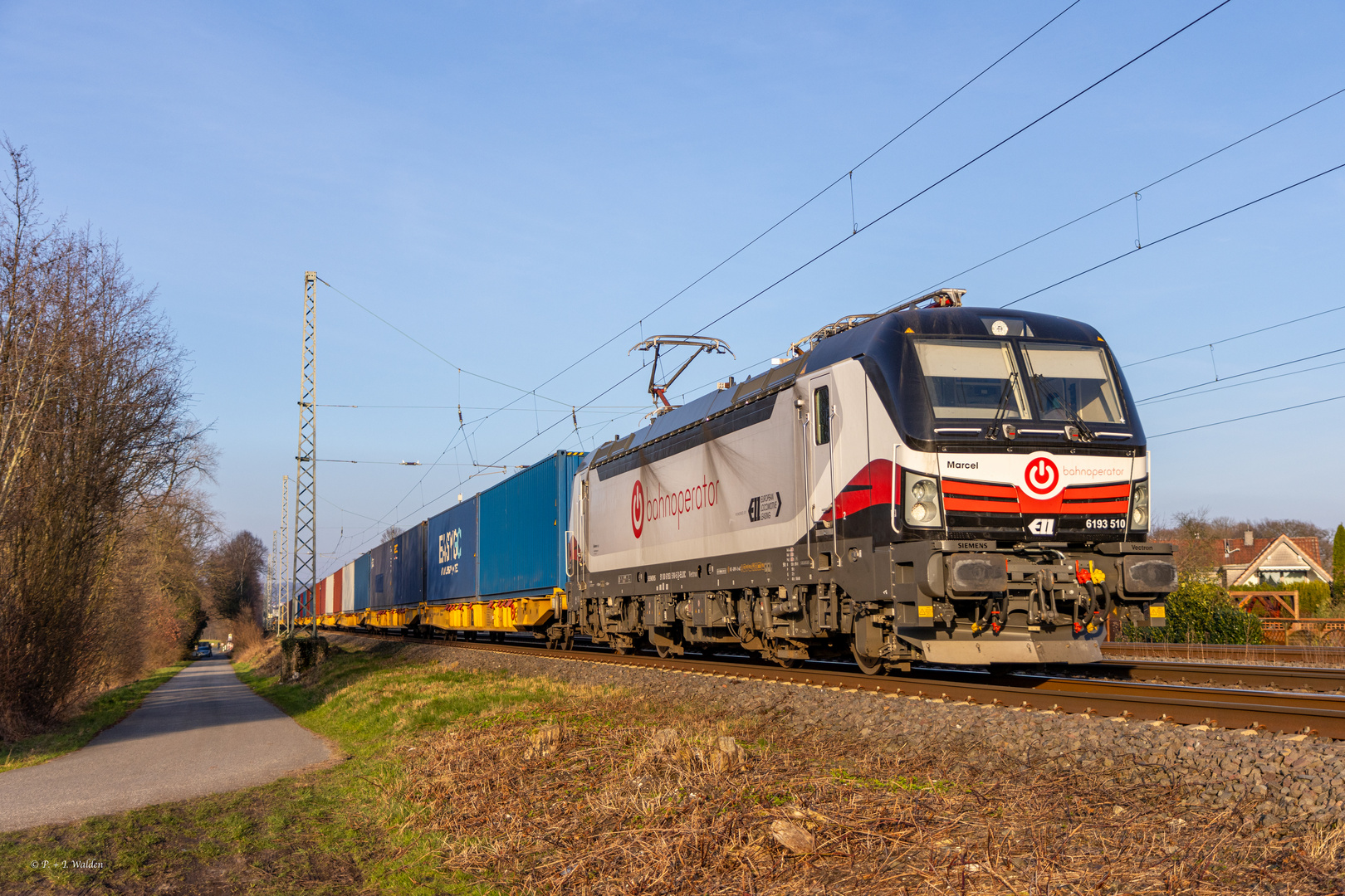 "Marcel" mit vielen Schachteln am Haken