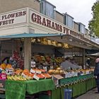 Marchand de fruits et légumes itinérant dans une rue commerçante de Cambridge