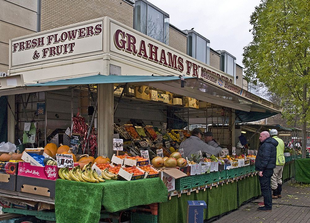 Marchand de fruits et légumes itinérant dans une rue commerçante de Cambridge