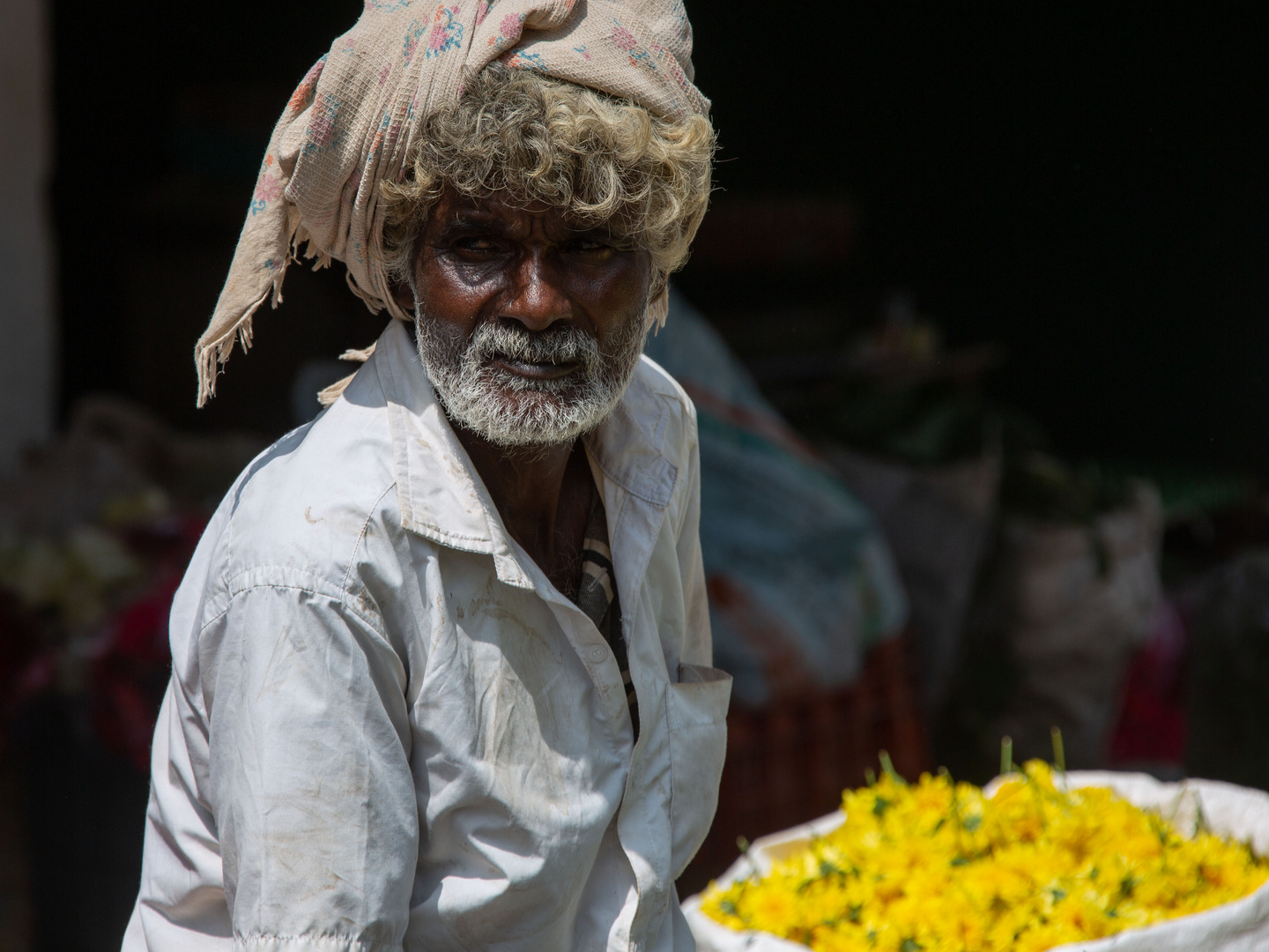 Marchand sur le marché aux fleurs