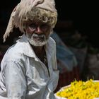 Marchand sur le marché aux fleurs