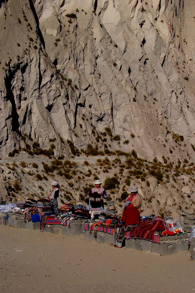 Marchandes ambulantes dans le canyon de Colca, Pérou