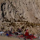 Marchandes ambulantes dans le canyon de Colca, Pérou