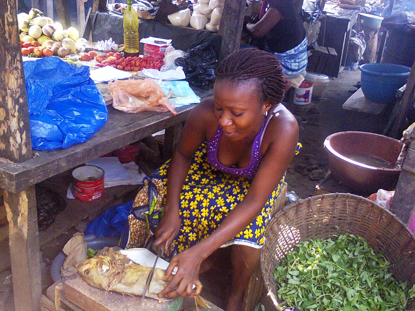 Marché à Abidjan-Cocody. Préparation