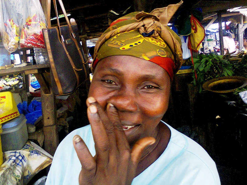 Marché à Abidjan-Cocody. Une commerçante