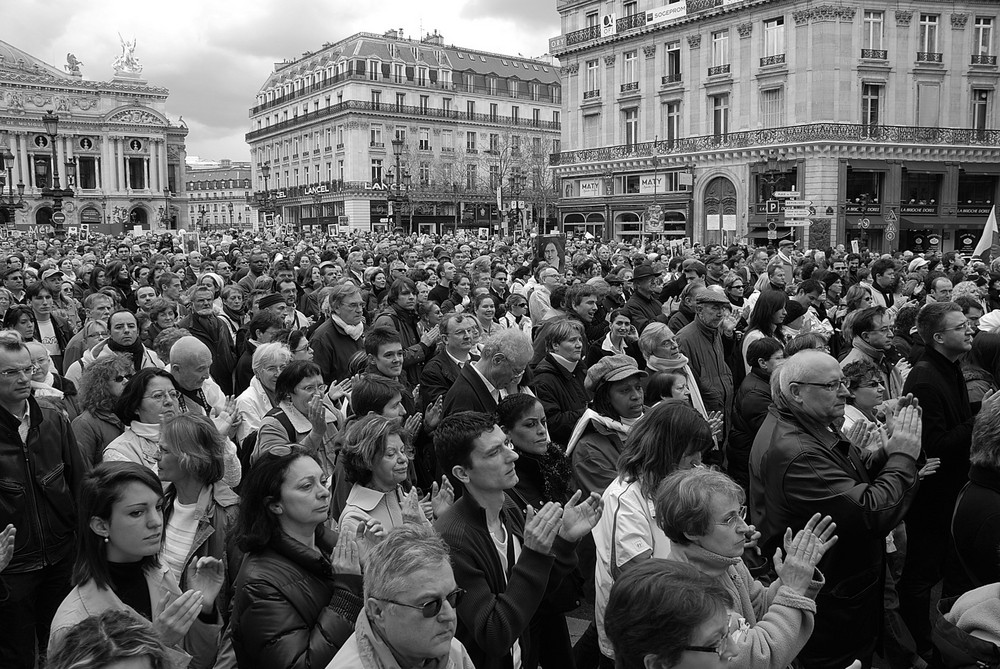 marche blanche, pour Ingrid Betancourt, place de l'opéra.