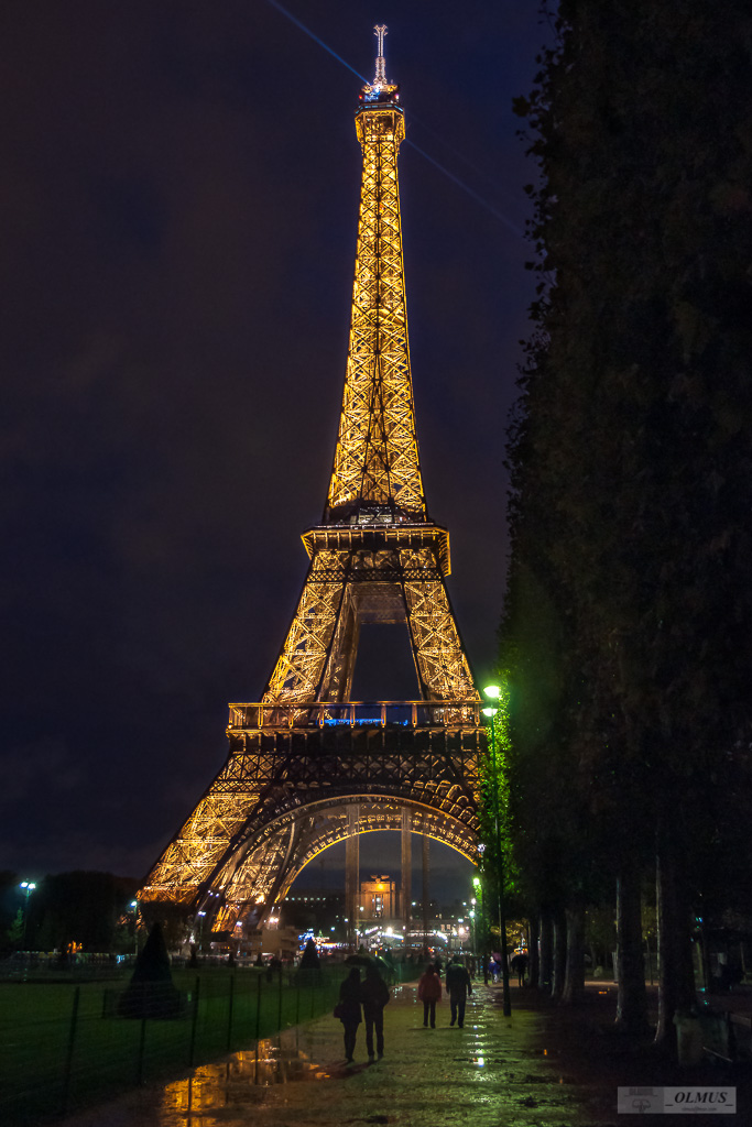 Marche, la pluie, la tour eiffel