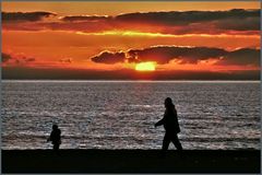 marcher  sur la plage en gardant ses distances  après coronavirus 