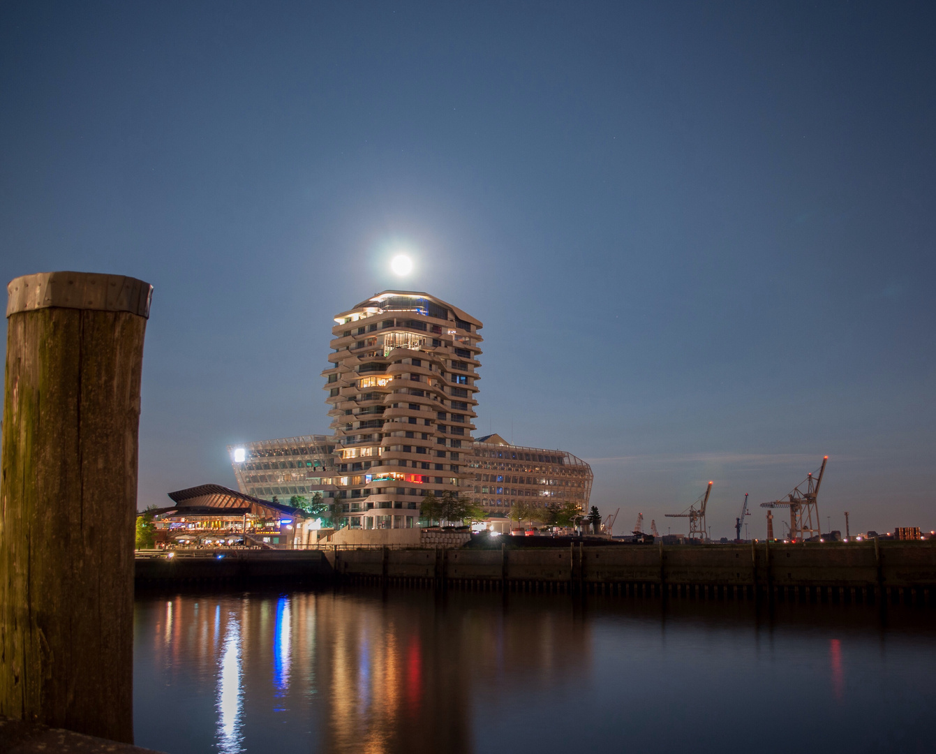 Marco Polo Tower bei Vollmond