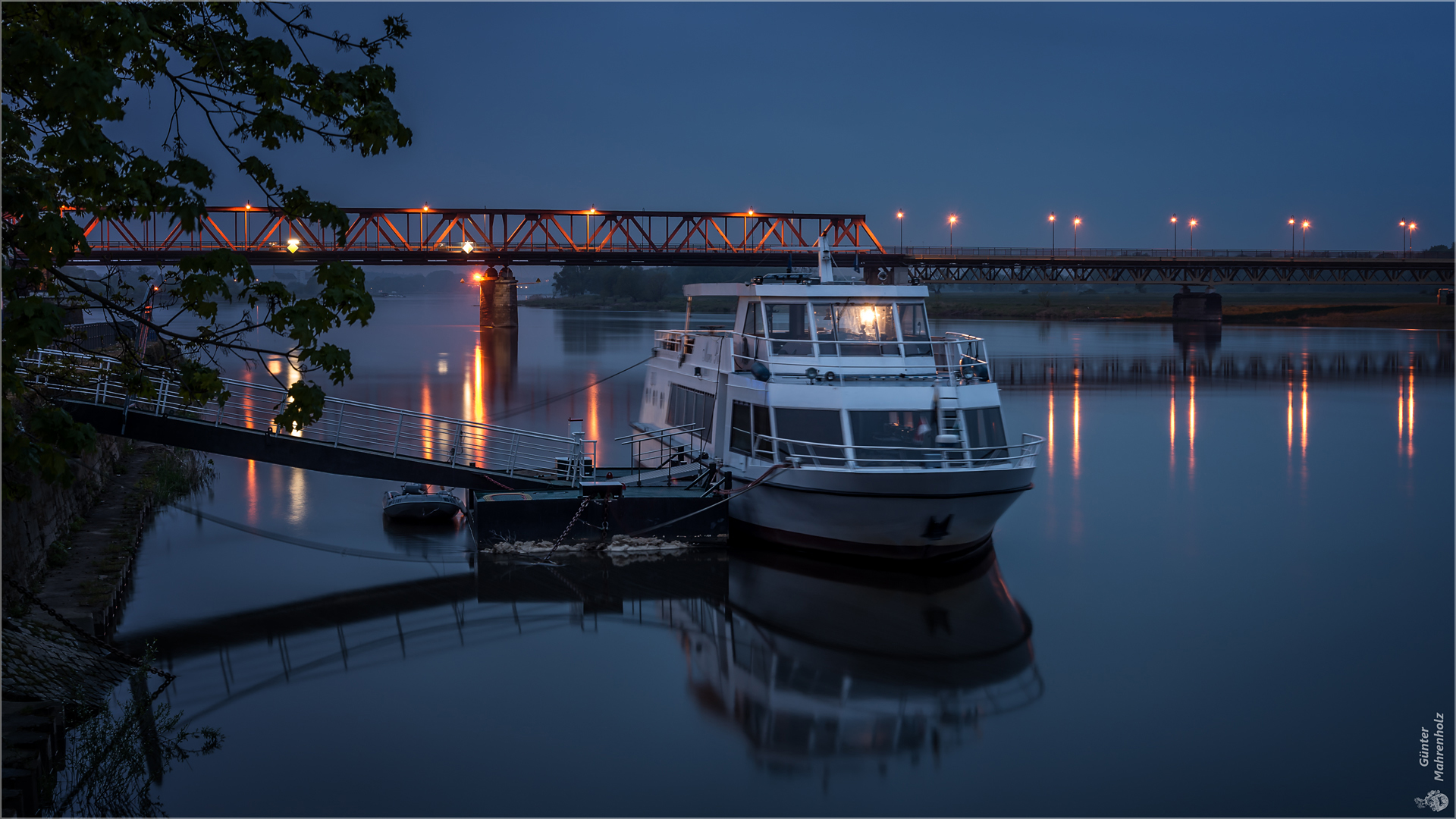 Marco Polo vor Thälmann-Brücke