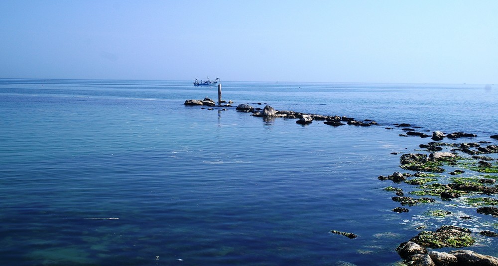 mare adriatico in bonaccia dal moletto  di   pesaro