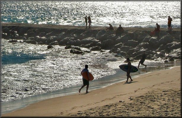 Mare arrabiato in controluce.