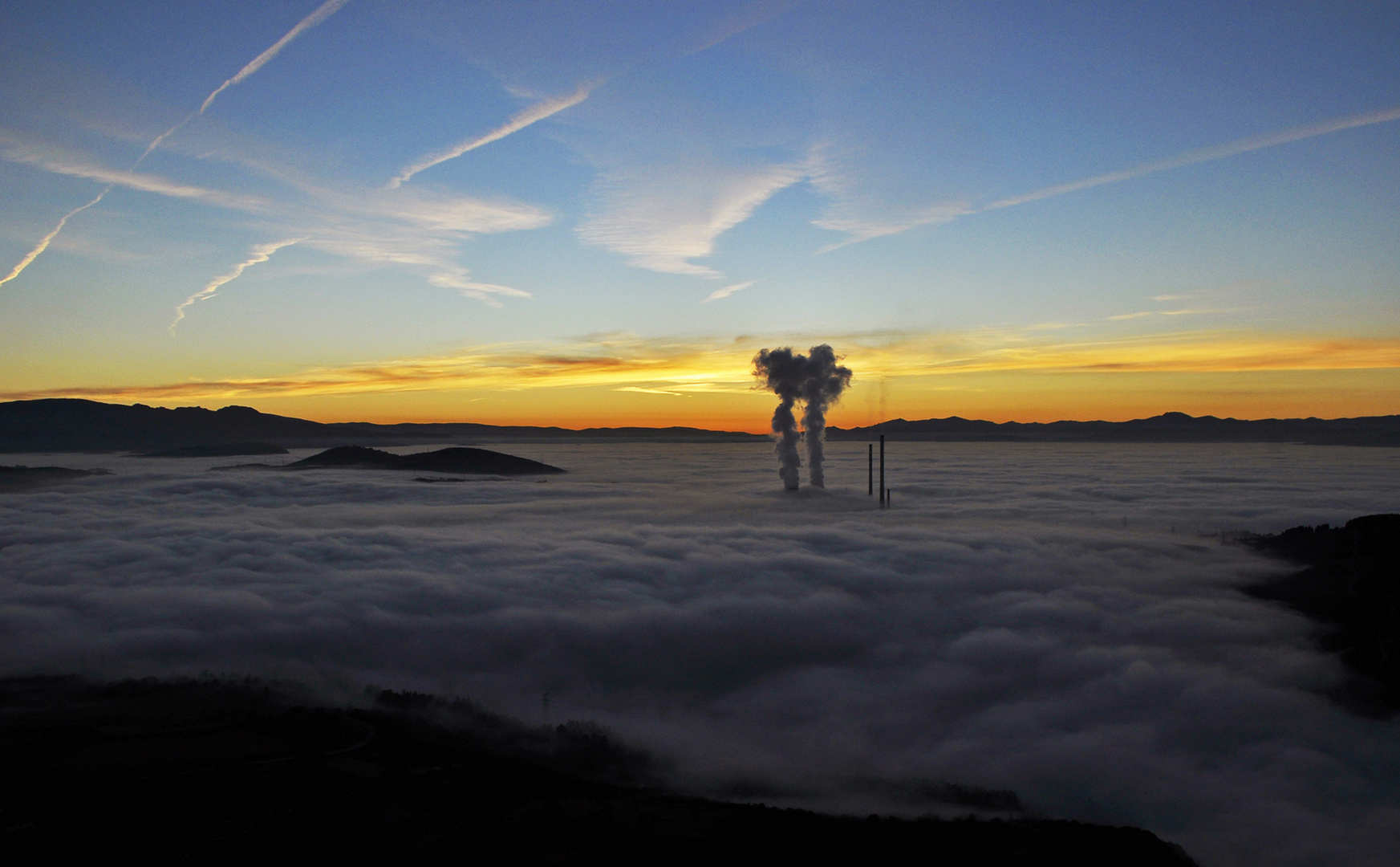 L'uomo In Un Mare Di Nebbia Mare di Nebbia Foto % Immagini| paesaggi, laghi e fiumi, panorama Foto