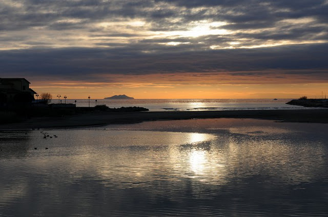 Mare d'inverno al tramonto