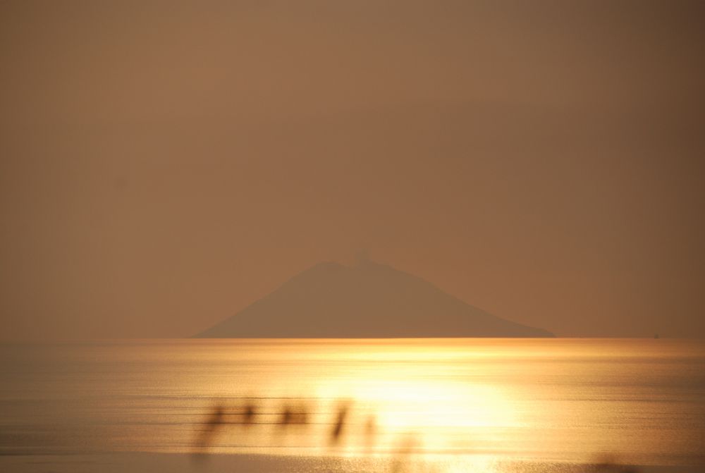 Mare dorato - Calabria tramonto sullo Stromboli