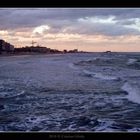 mare impetuoso al tramonto