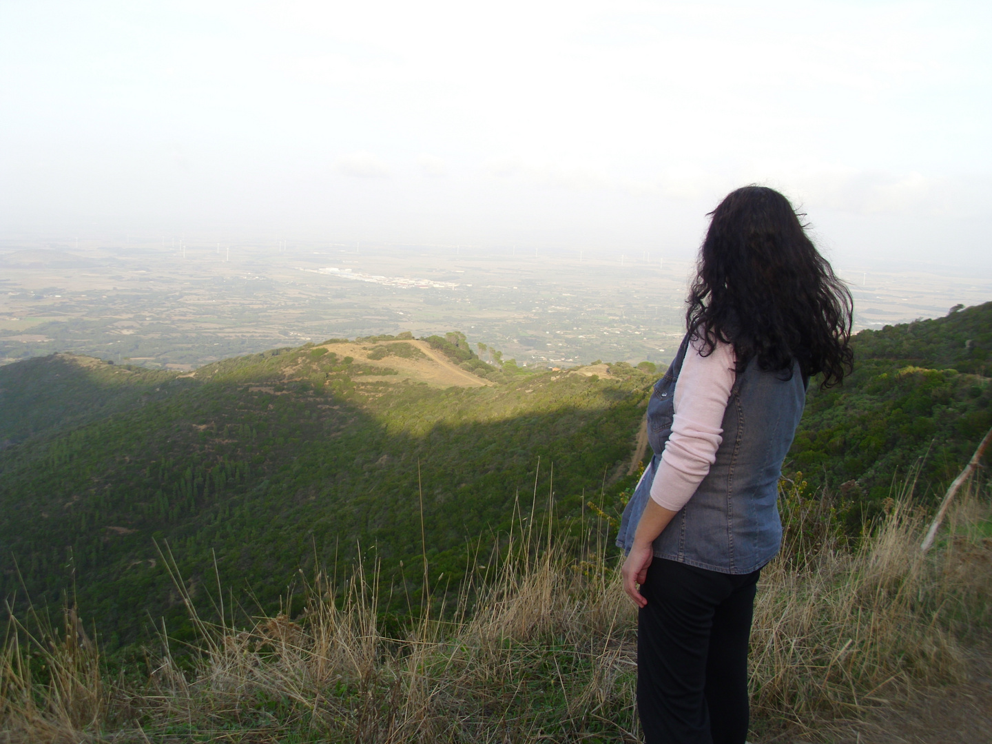 Maria che osserva il panorama dall'alto ( Genna e Sciria)