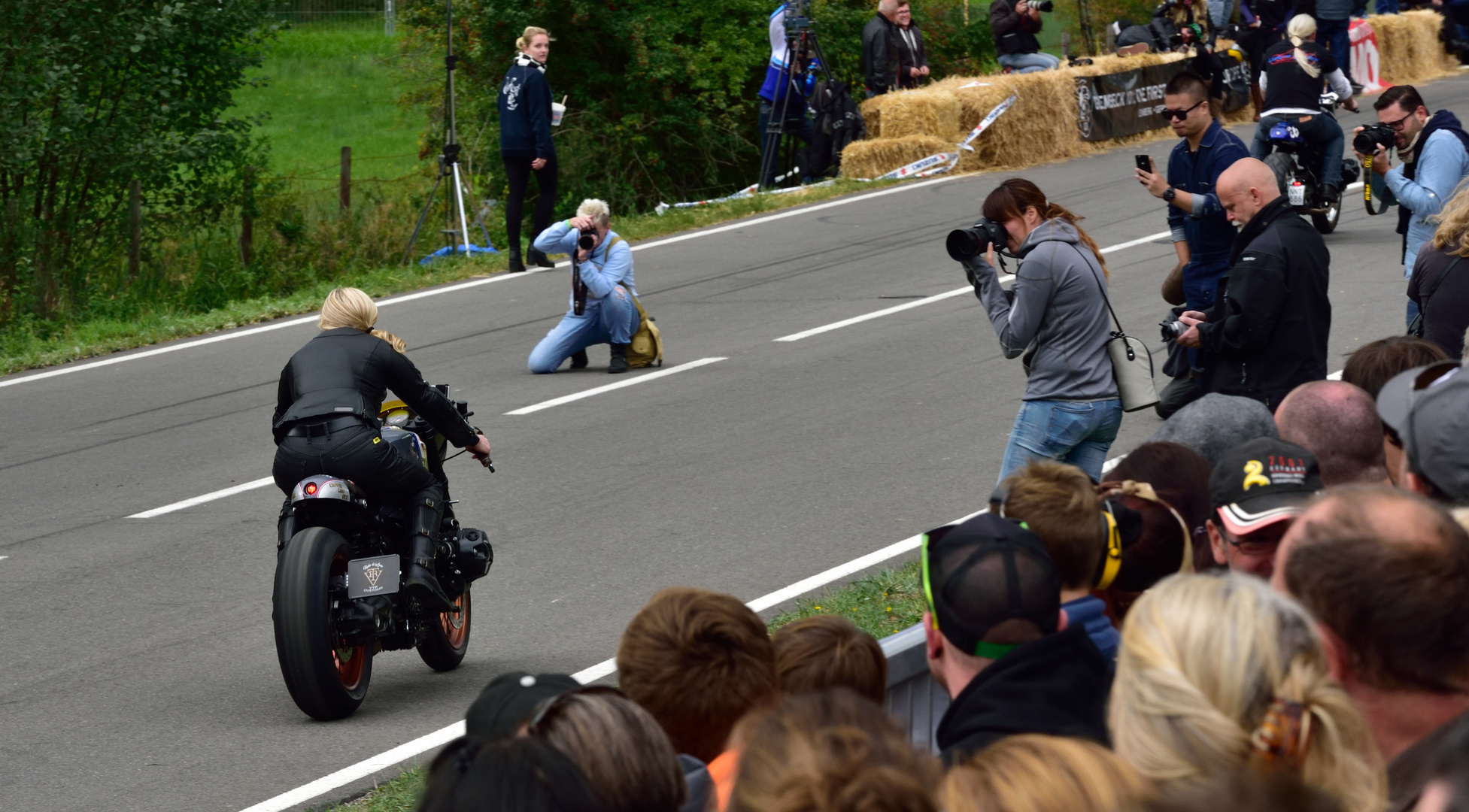 Maria Costello auf BMW R nine T