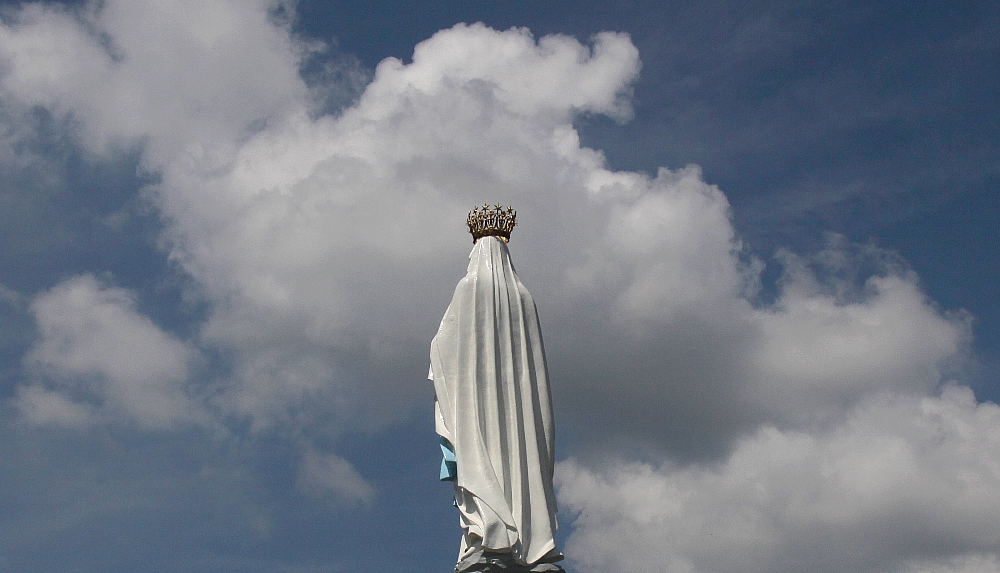 Maria in den Wolken