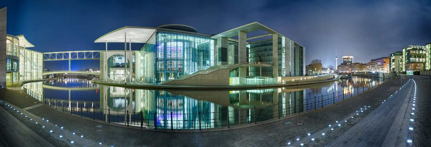 Maria Lüdershaus Schiffbauerkanal Berlin beleuchtet Panorama