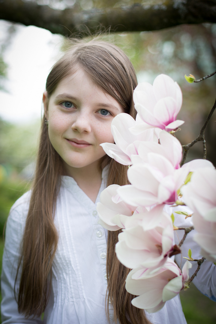 Maria mit Magnoliablüten 2