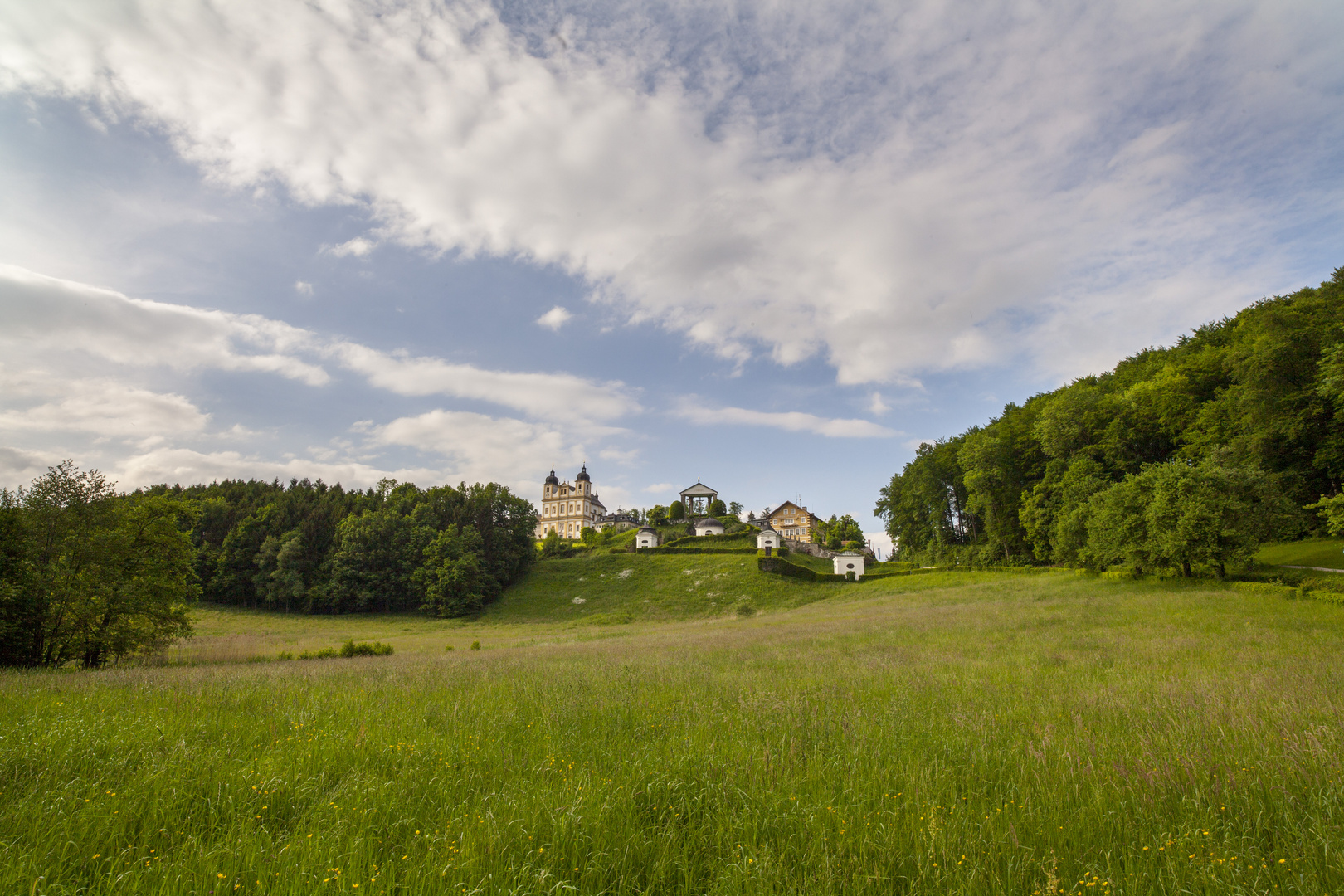 Maria-Plain inmitten der umgebenden Landschaft