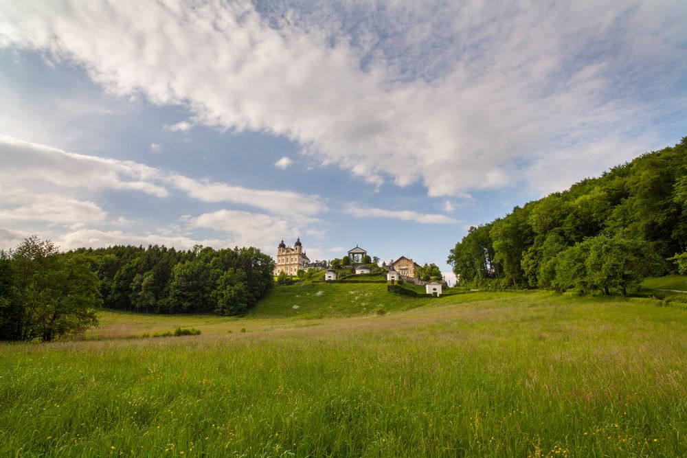 Maria-Plain inmitten der umgebenden Landschaft