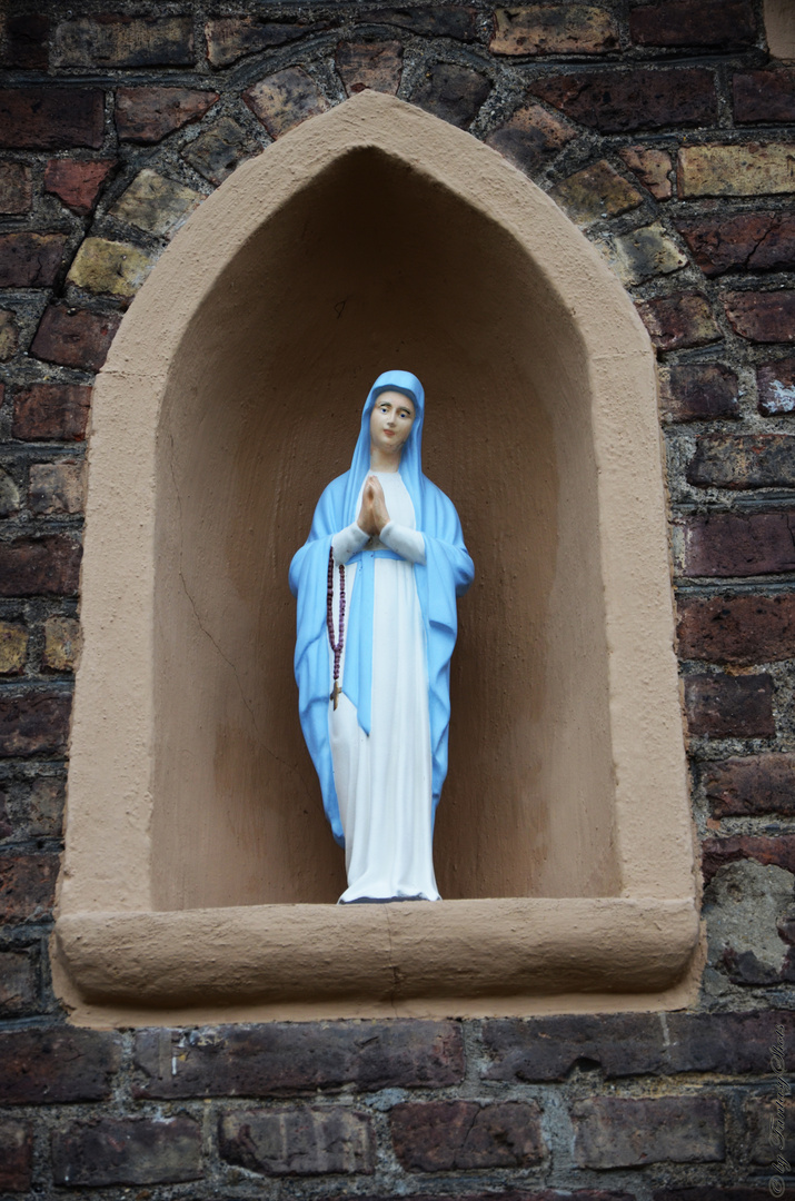 Maria-Statue - Kappellchen in Billig