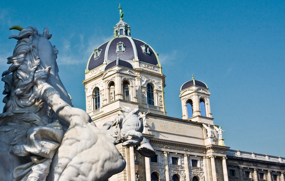 MARIA THERESIEN PLATZ-DETAIL