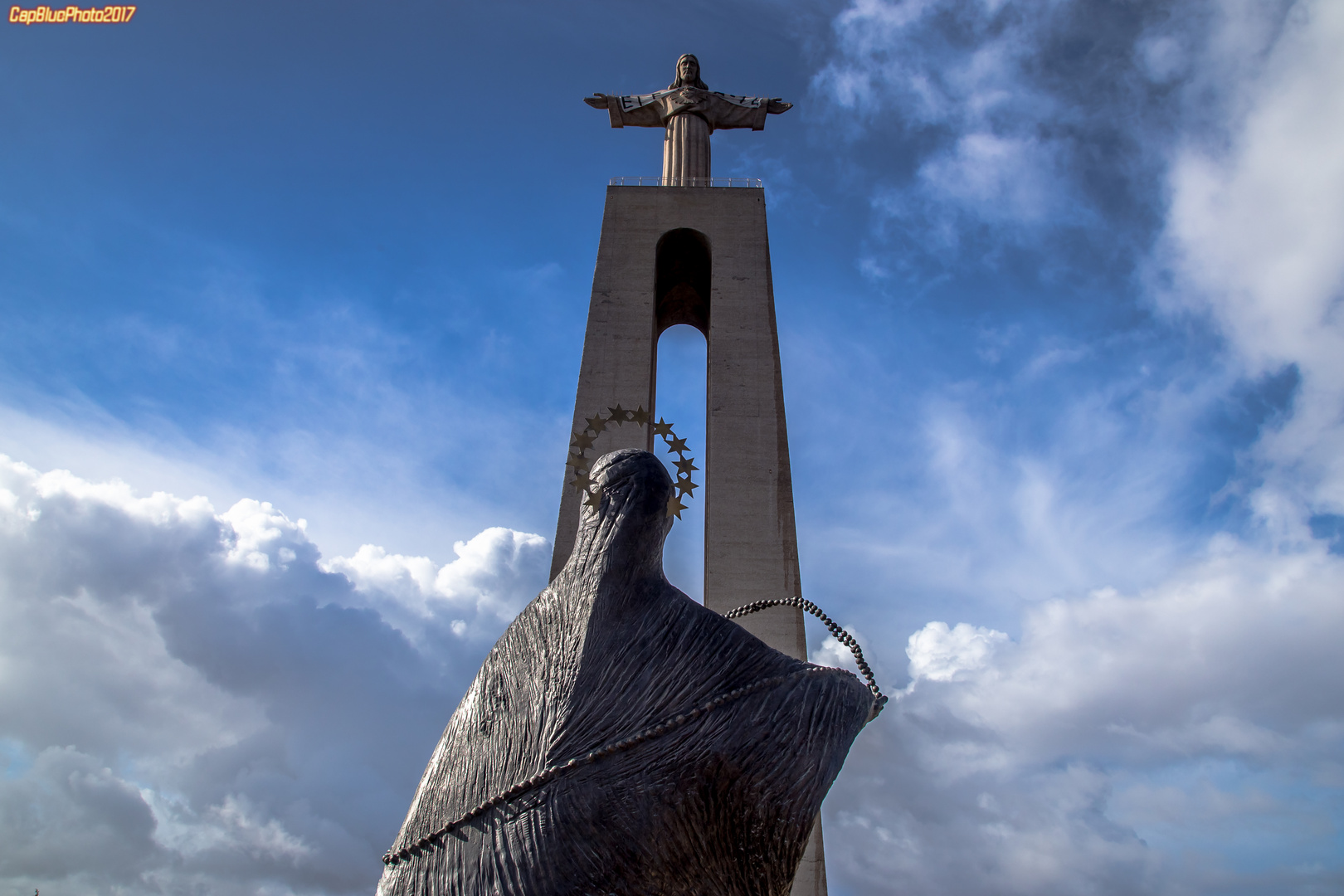 Maria und Christus am Monumento Cristo Rei Almada