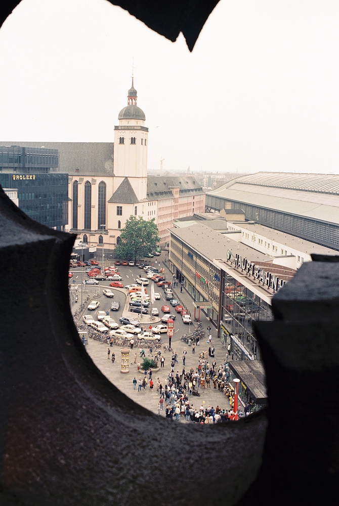 Mariä Himmelfahrt, Bahnhofsvorplatz vom Kölner Dom aus fotografiert