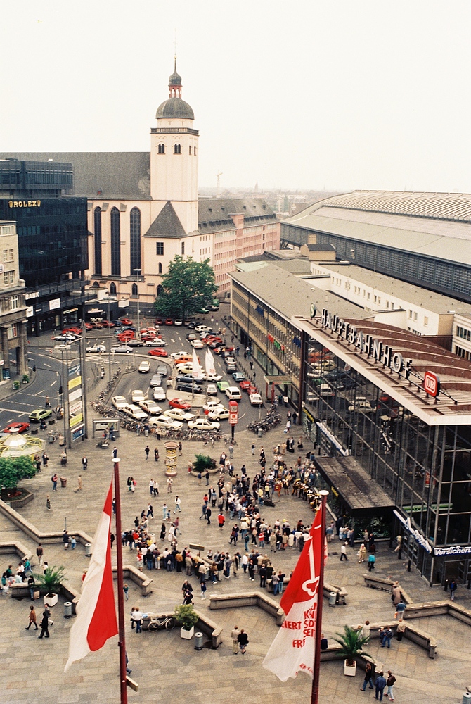 Mariä Himmelfahrt, Bahnhofsvorplatz vom Kölner Dom aus fotografiert