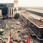 Mariä Himmelfahrt, Bahnhofsvorplatz vom Kölner Dom aus fotografiert