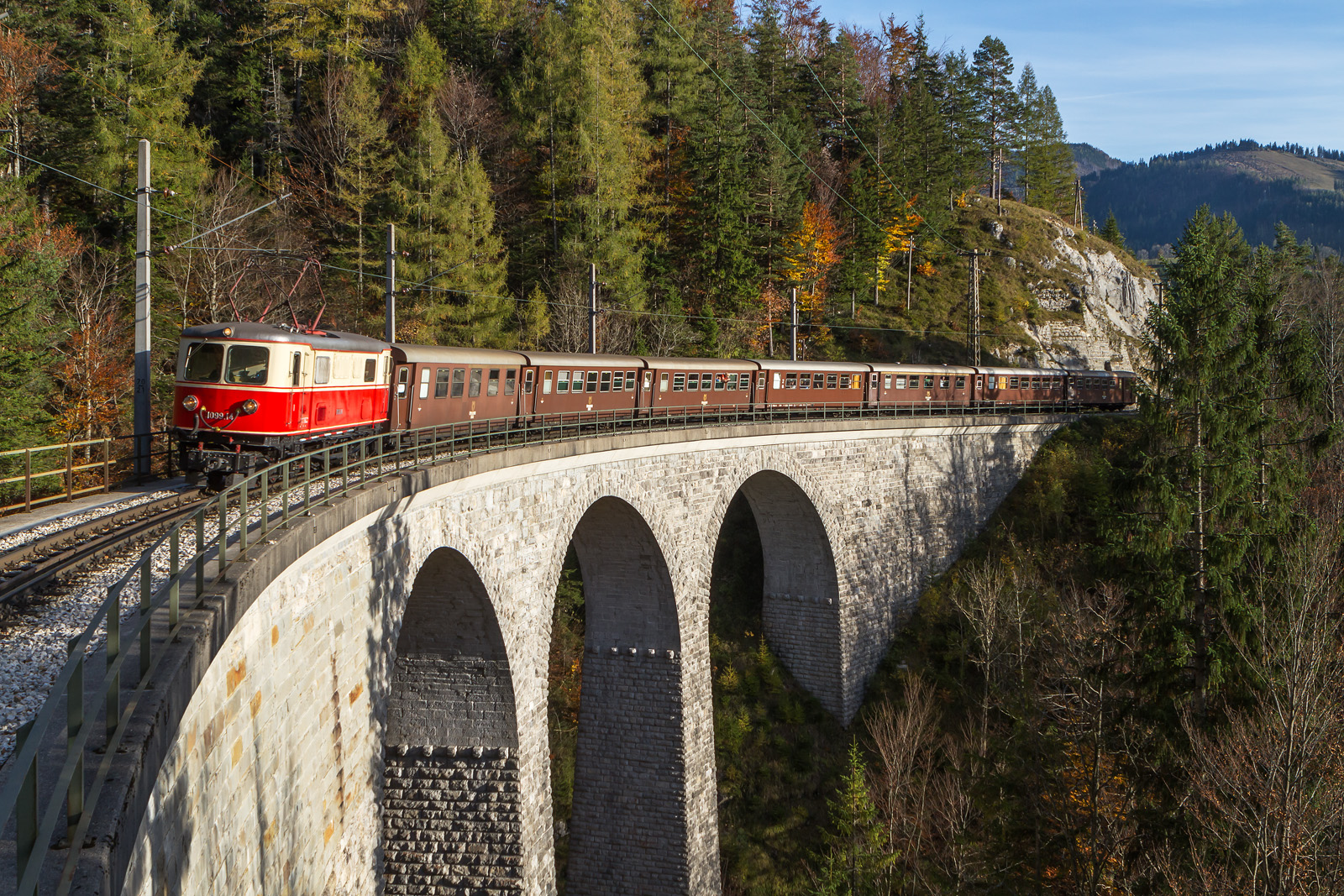 Mariazellerbahn mit 1099.14 auf dem Saugrabenviadukt