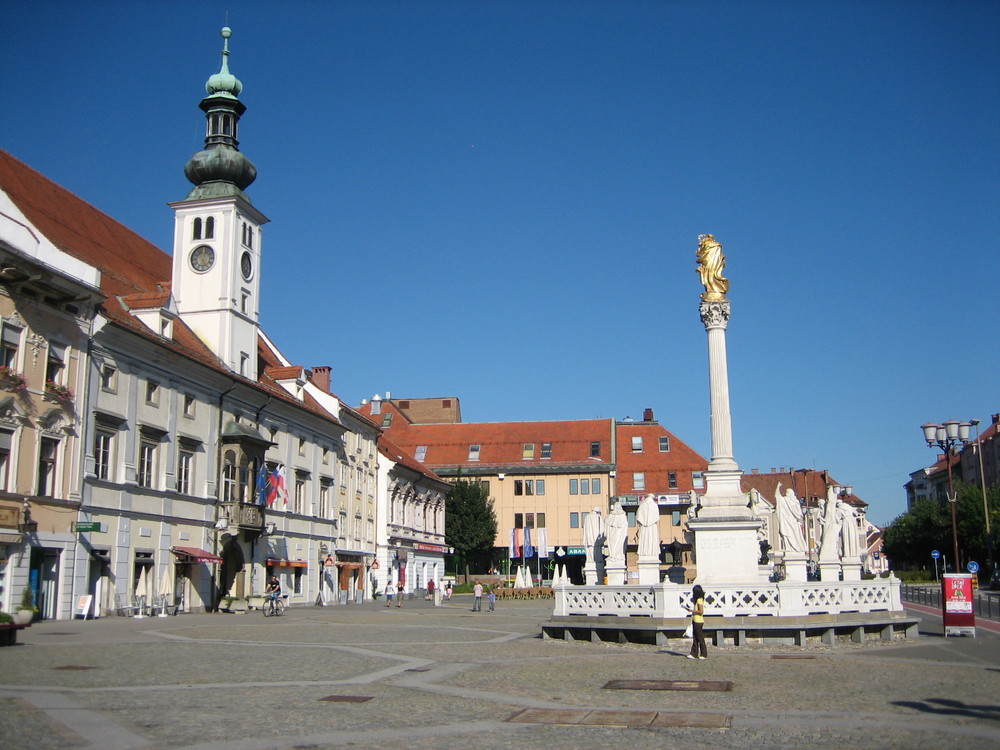 Maribor Rathaus + Pestsäule