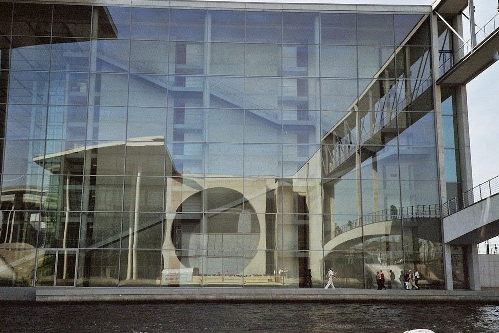 Marie-Elisabeth-Lüders-Haus vom Wasser aus