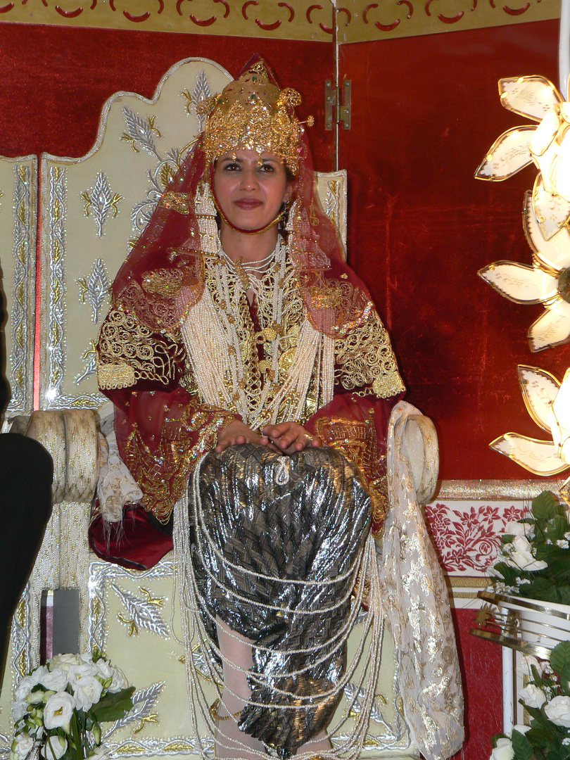 mariée en costume traditionnel .