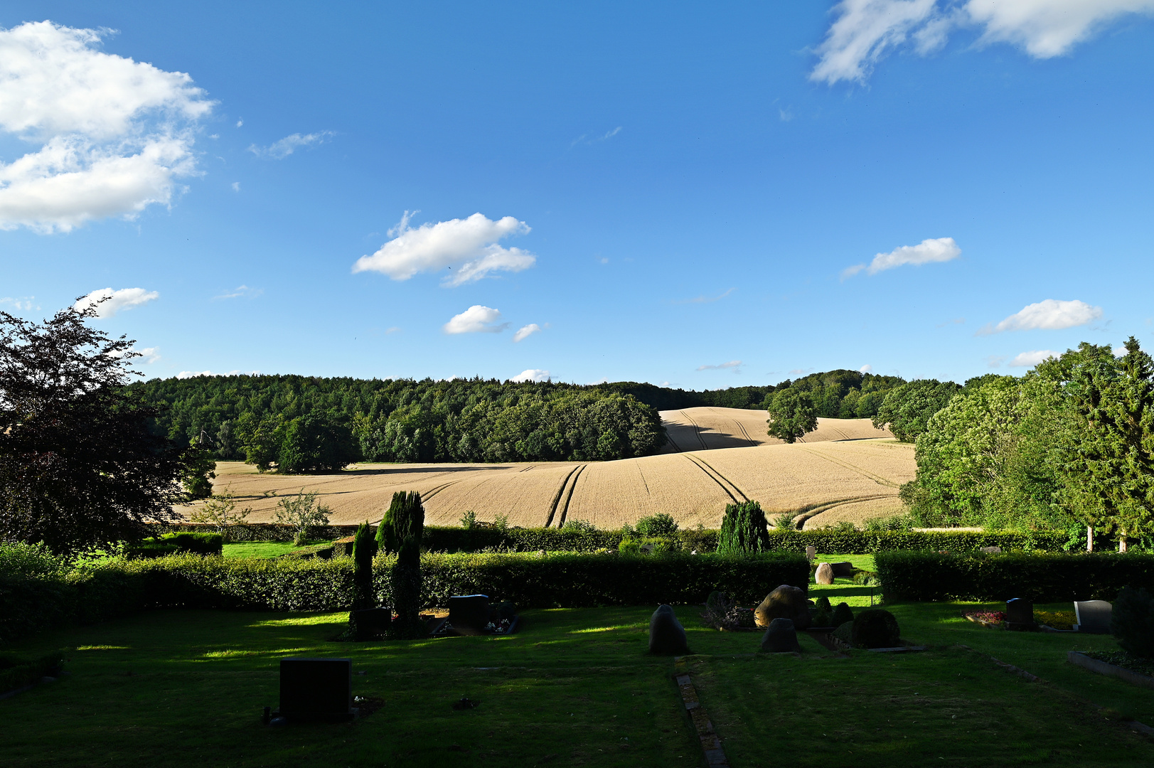 Marien-Kirche und Friedhof mit Aussicht