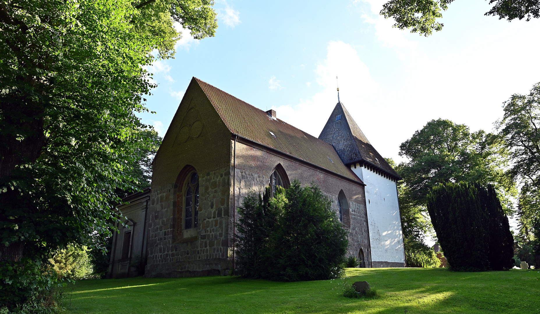 Marien-Kirche und Friedhof mit Aussicht