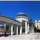 Marienbad - Karolinaquelle und Kirche Maria Himmelfahrt