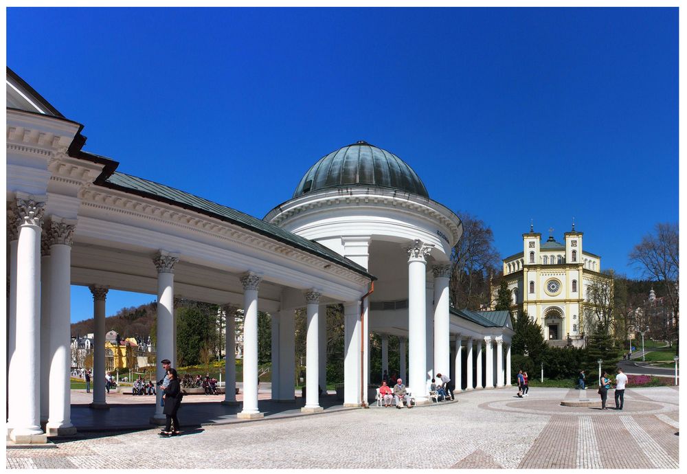 Marienbad - Karolinaquelle und Kirche Maria Himmelfahrt