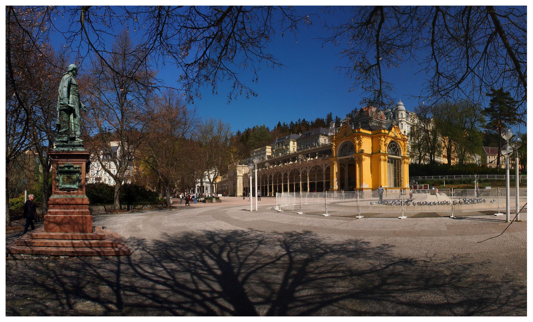 Marienbad - Neue Kolonnade mit singendem Brunnen