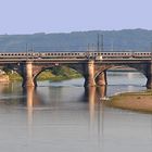 Marienbrücke bei nach wie vor extremem Niedrigwasser der Elbe