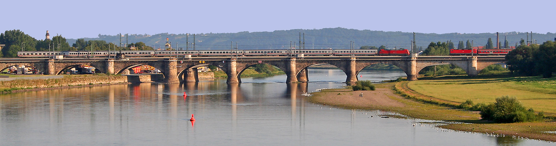 Marienbrücke bei nach wie vor extremem Niedrigwasser der Elbe